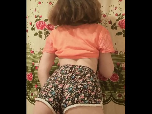 ❤️ Una ghjovana sexy si spoglia i pantaloncini davanti à a camera ☑ Sessu di qualità à porn co.filmepornonline.ru ❌️❤