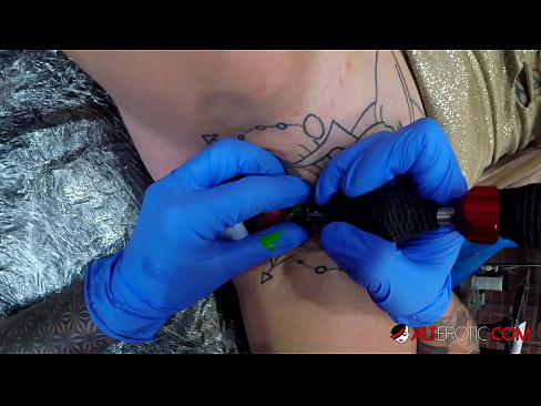 ❤️ Sully Savage, hottie estremamente tatuata, hà fattu un tatuatu nantu à u clitoris ☑ Sessu di qualità à porn co.filmepornonline.ru ❌️❤